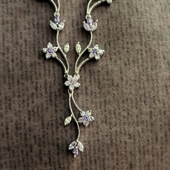 Price ⬇️ Purple and clear stone flower necklace - Picture 3 of 3